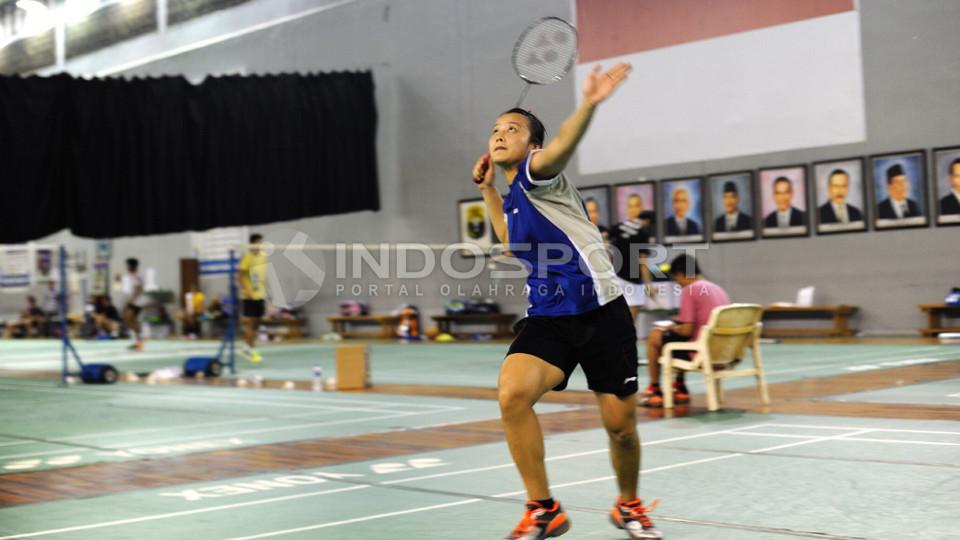 Hanna Ramadhini‏ coba melepaskan smash ke arah sparing partner dalam persiapan menghadapi BCA Indonesia Open 2015.